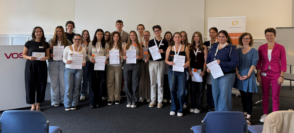 Die werteKompass-Teilnehmenden vor der aim – Akademie für Innovative Bildung und Management Heilbronn-Franken.